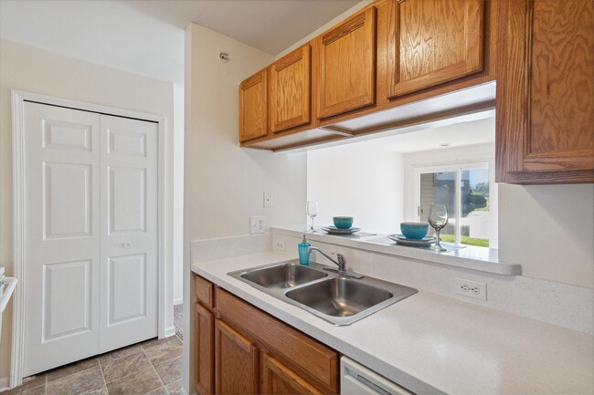 Two Bedroom B - 2 Bed / 2 Bath - 865 Sq.Ft.