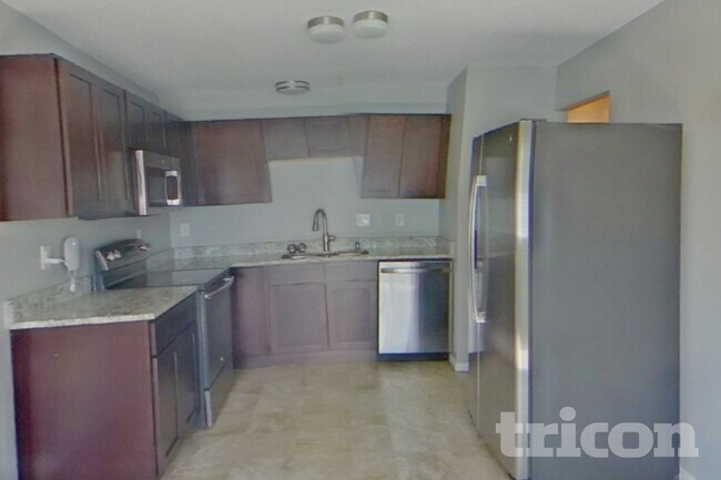 Photo - 910 Foothills Ct