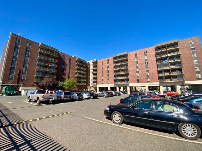 Building Photo - 10 N Wood Ave Unit 419