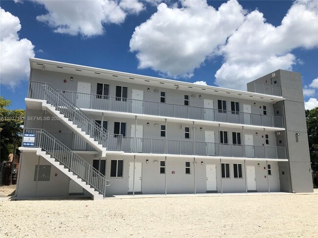 Building Photo - 1737 NW 3rd Ave Unit 2