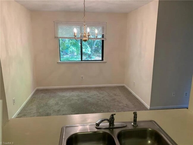 242 Lamplighter Cir