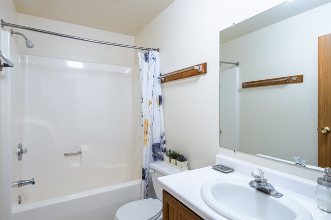 3BR, 2BA - 975SF - Second Bathroom