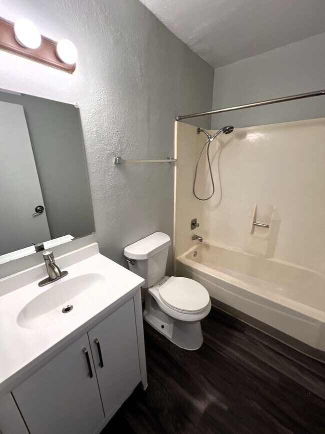 Photo - 2 Bedroom 1 Bathroom Garden Level Apartment in Aurora Unit 125