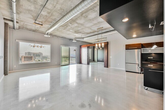 Photo - Modern Industrial Loft at Soho Lofts – 1BR/2BA High-Rise in the Arts District, City & Mountain Vi... Unidad 901