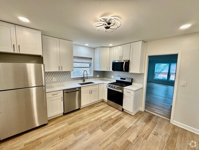 Building Photo - 171 E Van Buren St Unit 2 Rental