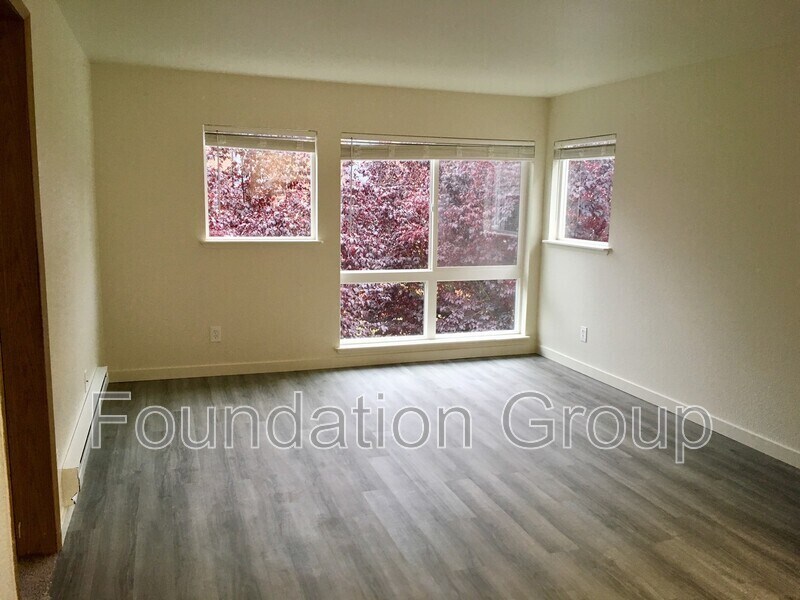 Photo - 916 N 104th St