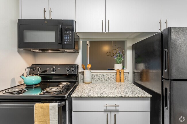 2 Br, 1 Ba - 760 SF