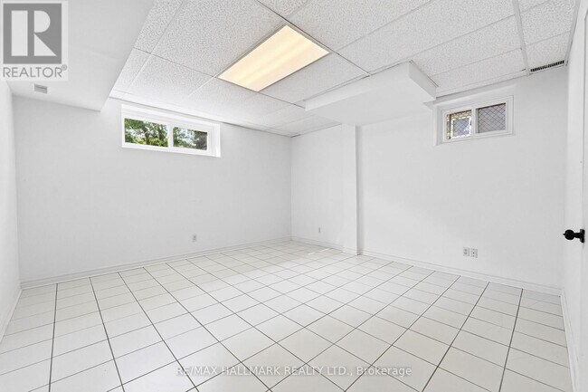 Photo - 402 Kingston Rd