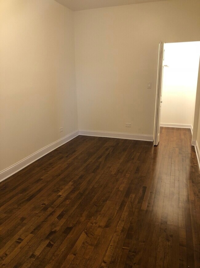 3340 W Berteau Ave