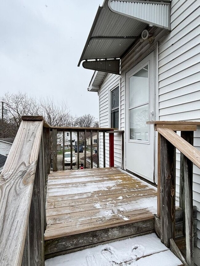 Building Photo - 2 BR Upstairs Apartment