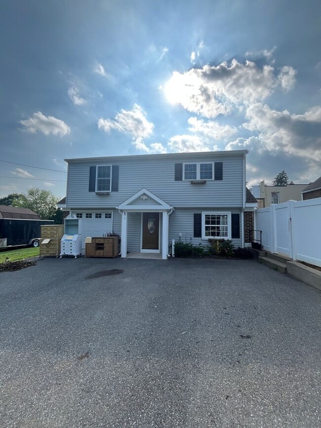 Building Photo - Beautifully updated 3-bedroom, 1-bath twin... Rental