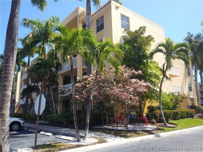 Building Photo - 1341 SE 3rd Ave Unit 201