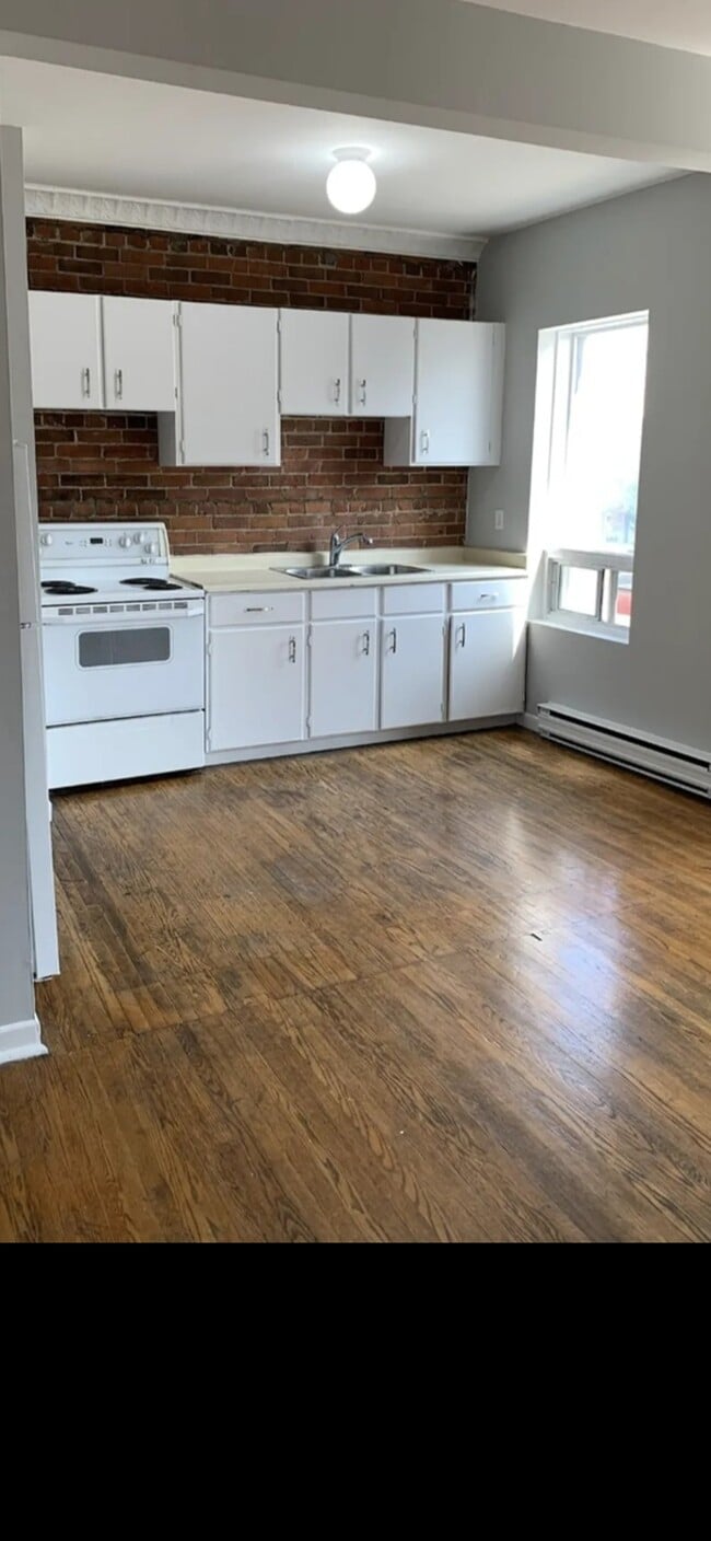 Bright 1 Bedroom in the Heart Of Leslieville - Bright 1 Bedroom in the Heart Of Leslieville Unit 1