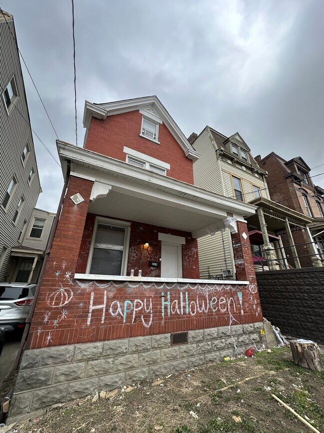 Building Photo - 4 Bedroom House Available Next to UC Campus