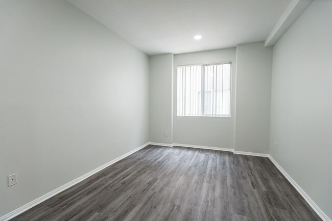 Photo - 14900 Moorpark Street