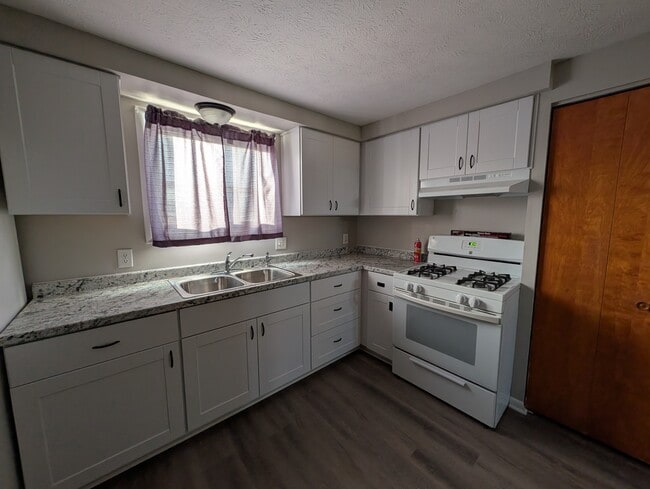 Photo - 1367 Wertz Ave SW