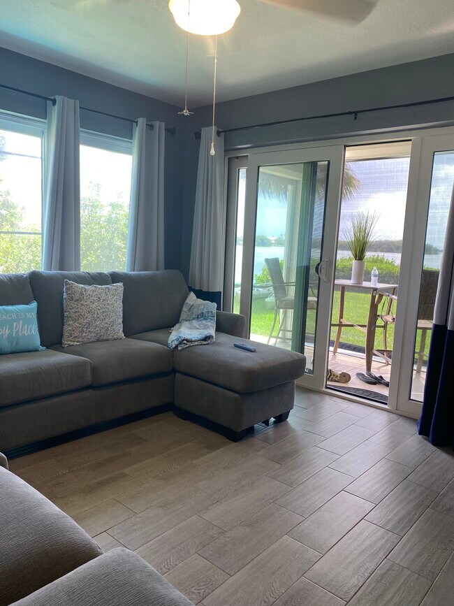 Living Room..steps away from the river - 190 Seminole Ln Unidad 105