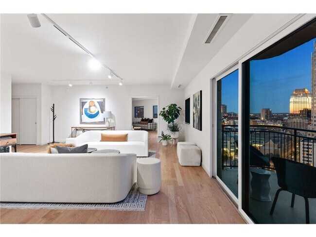 Photo - 1225 La Salle Ave Unidad 2301