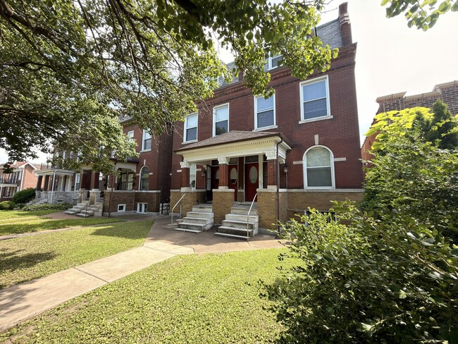 Building Photo - 1852 Russell Blvd