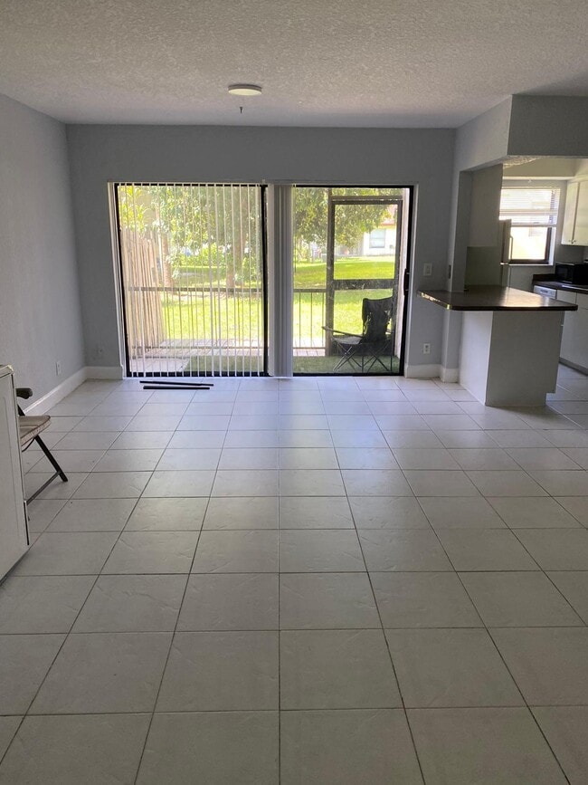 Building Photo - 1195 NW 16th Ave Unit 14 Rental