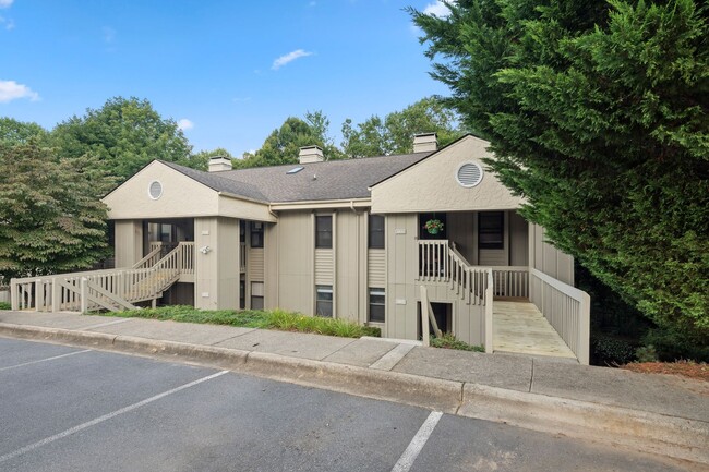 East Asheville Condo in The Cloisters - East Asheville Condo in The Cloisters