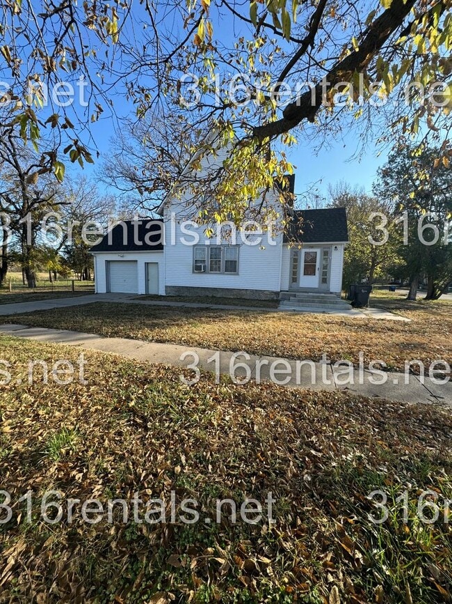 Building Photo - $875 - 2 bed 1 bath - Duplex Unit 1500 N Main St