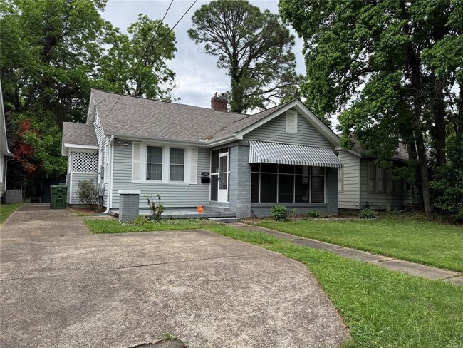 Photo - 2243 Winona Ave