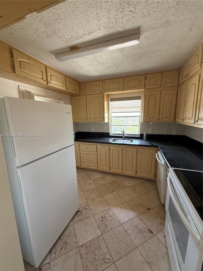 Building Photo - 2025 NE 164th St Unit 716