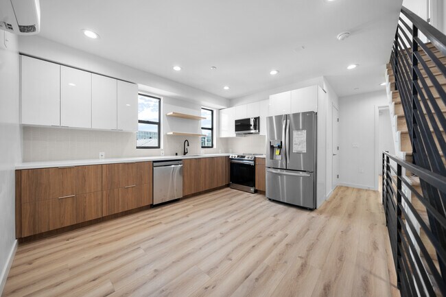 Photo - 1042 Irolo St