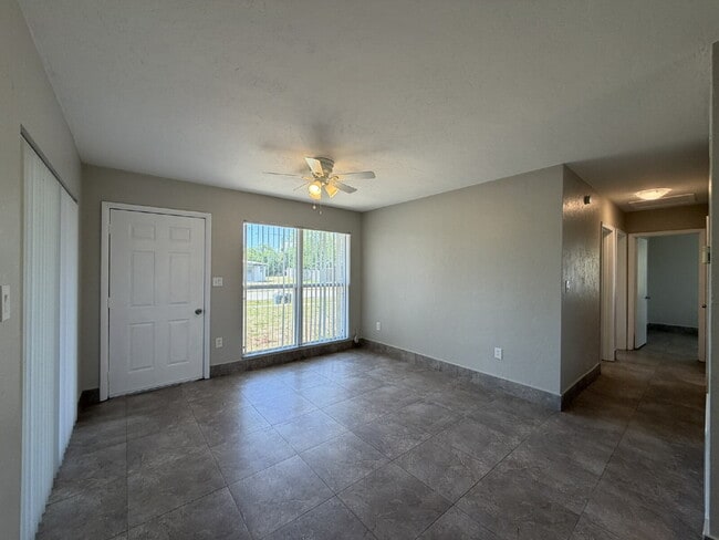 Photo - "Charming 3-Bedroom in Port Charlotte – Cozy Comfort Awaits!"