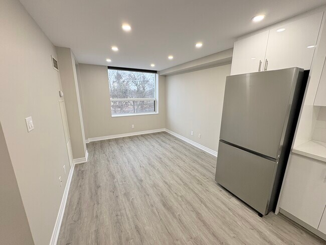 Photo - Beautiful Fully Renovated 1 bedroom with In suite Laundry Unit 401