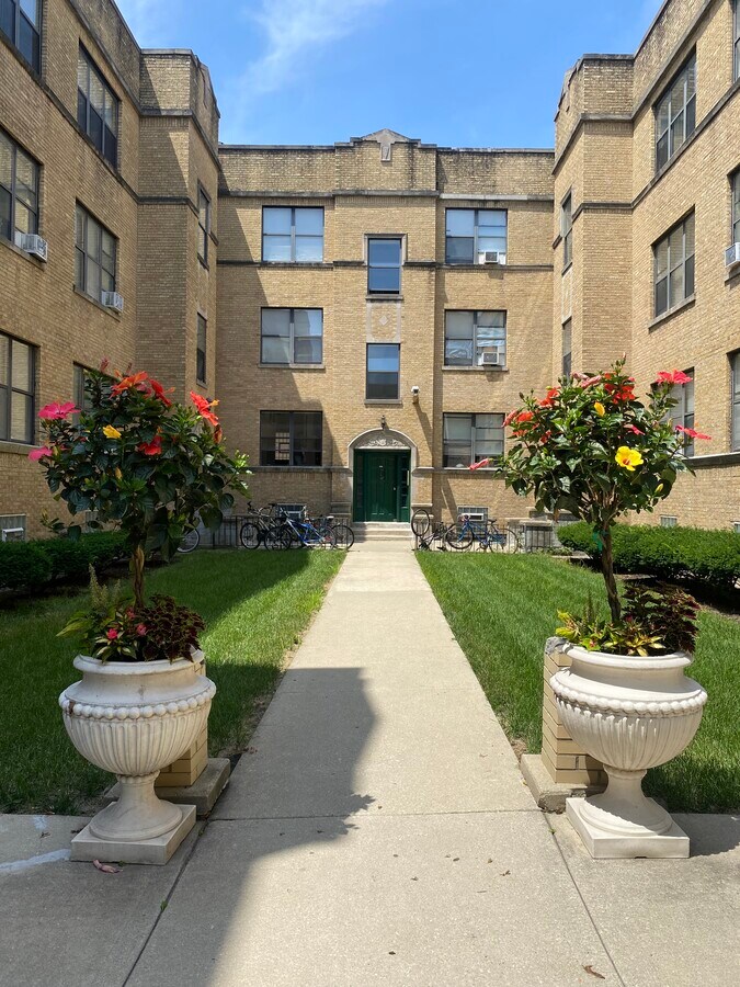 Courtyard - 4930 N Kedzie Ave Unit 2-E