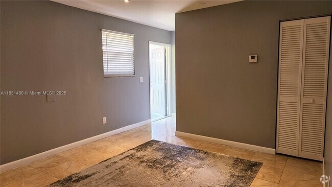 Building Photo - 55 SW 12th St Unit 3 Rental