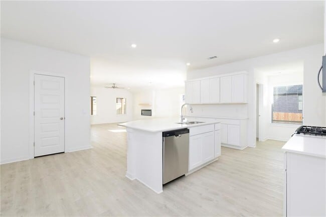 Photo - 581 Crystal Dr