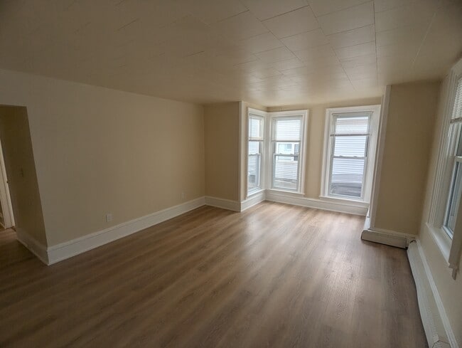 Building Photo - 315 Pleasant St Unit 1