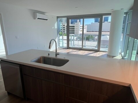 Unidad de esquina, sala de estar y cocina - 1500 Rycroft St Unidad 312R