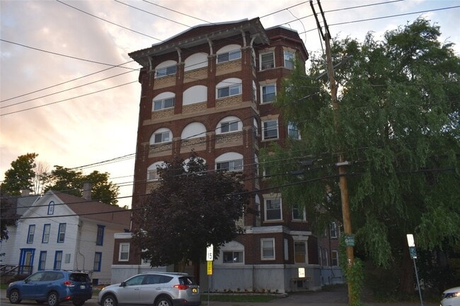 Building Photo - 99 Oak St Unit 6 Rental