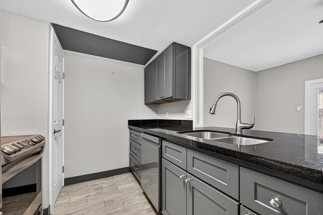 Photo - 830 Threadneedle St Unit True