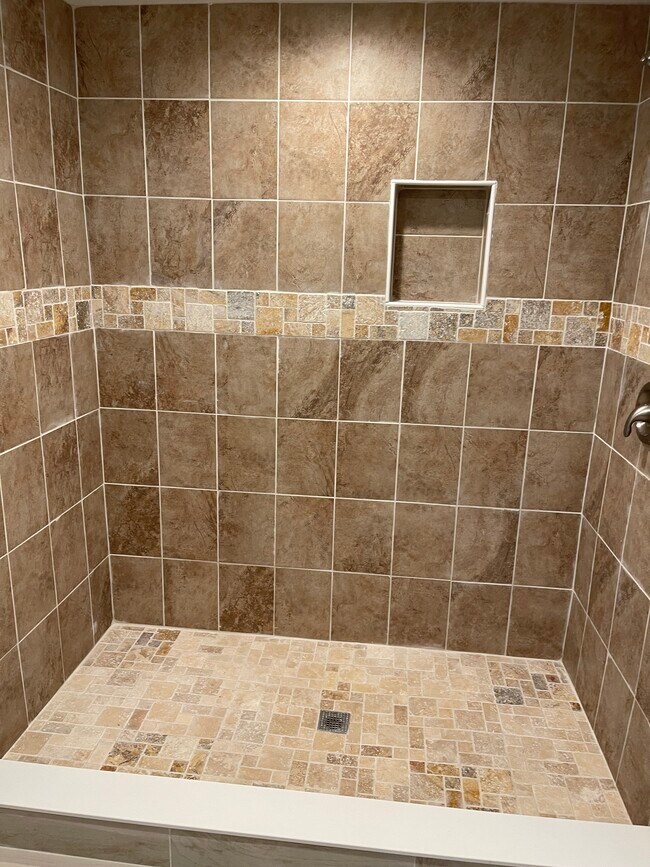 Standing shower - 8205 Londonderry Ct