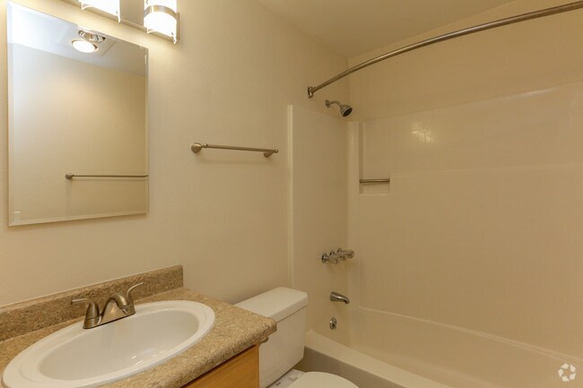 2BR, 1BA - 960 SF
