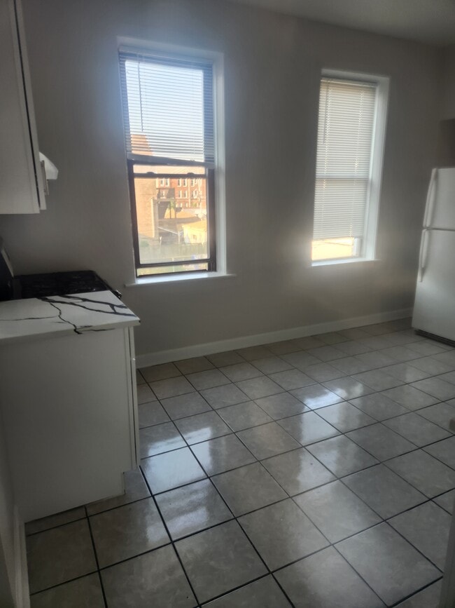 Kitchen - 2326 S Homan Ave Unit 2R