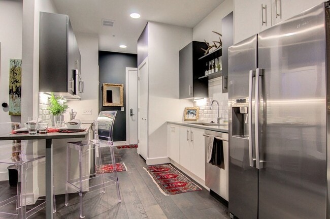 Photo - 2550 Lawrence St