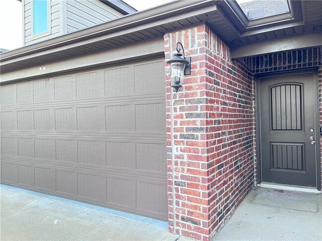 Photo - 431 Red Robin St