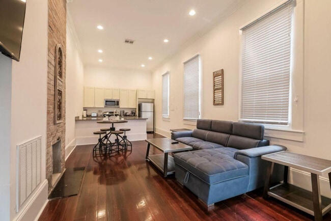 Building Photo - 1523 Carondelet St Rental