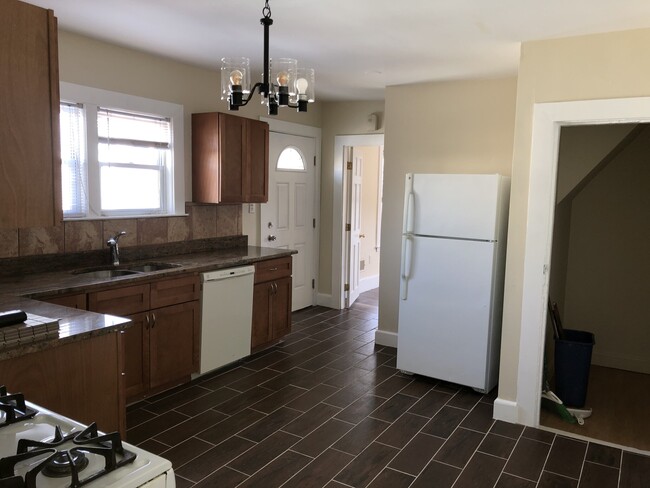 Building Photo - 11 Andrew St Unit #2