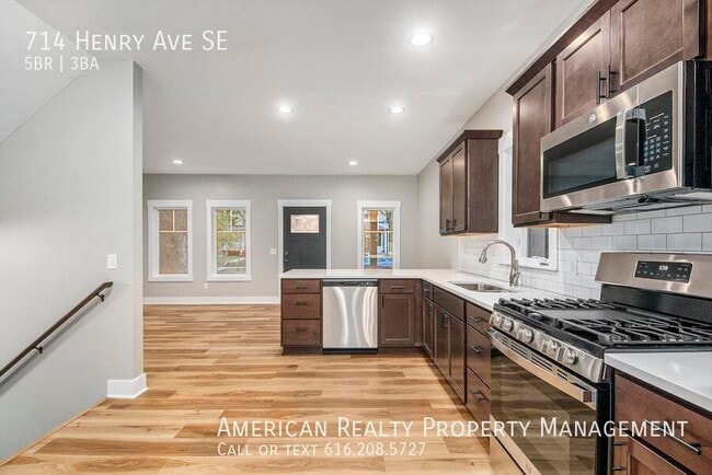 Photo - 714 Henry Ave SE