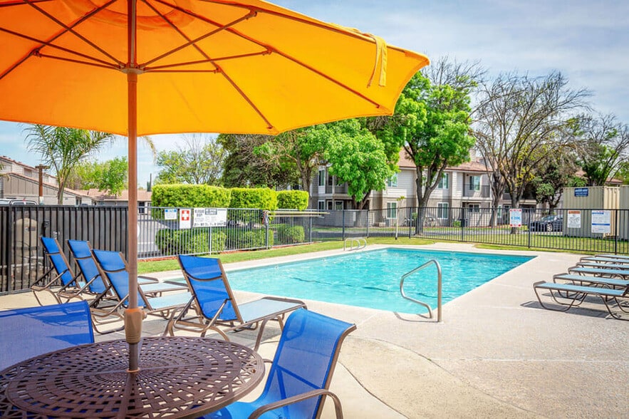 Poolside Dining Tables