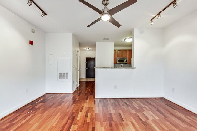 Photo - Sunny top-floor studio! Unit 904 - 1