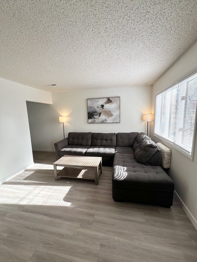 Building Photo - 1512 Lake Elmo Dr Unit 2