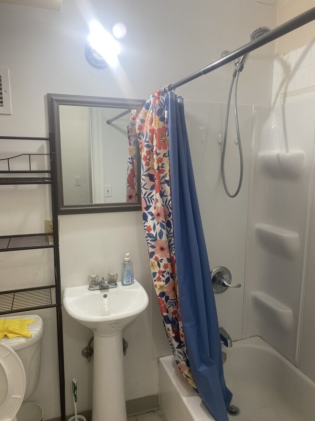 Photo - 320 Bawden St